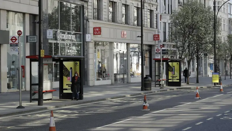 Toko Stradivarius dan Uniqlo di London. Jalanan di Inggris tampak sepi pada Maret lalu.