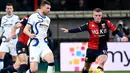 Edin Dzeko dan kawan-kawan total membuat 21 kali tembakan berbanding 7 milik Genoa yang lebih fokus bertahan. (AFP/Vincenzo Pinto)