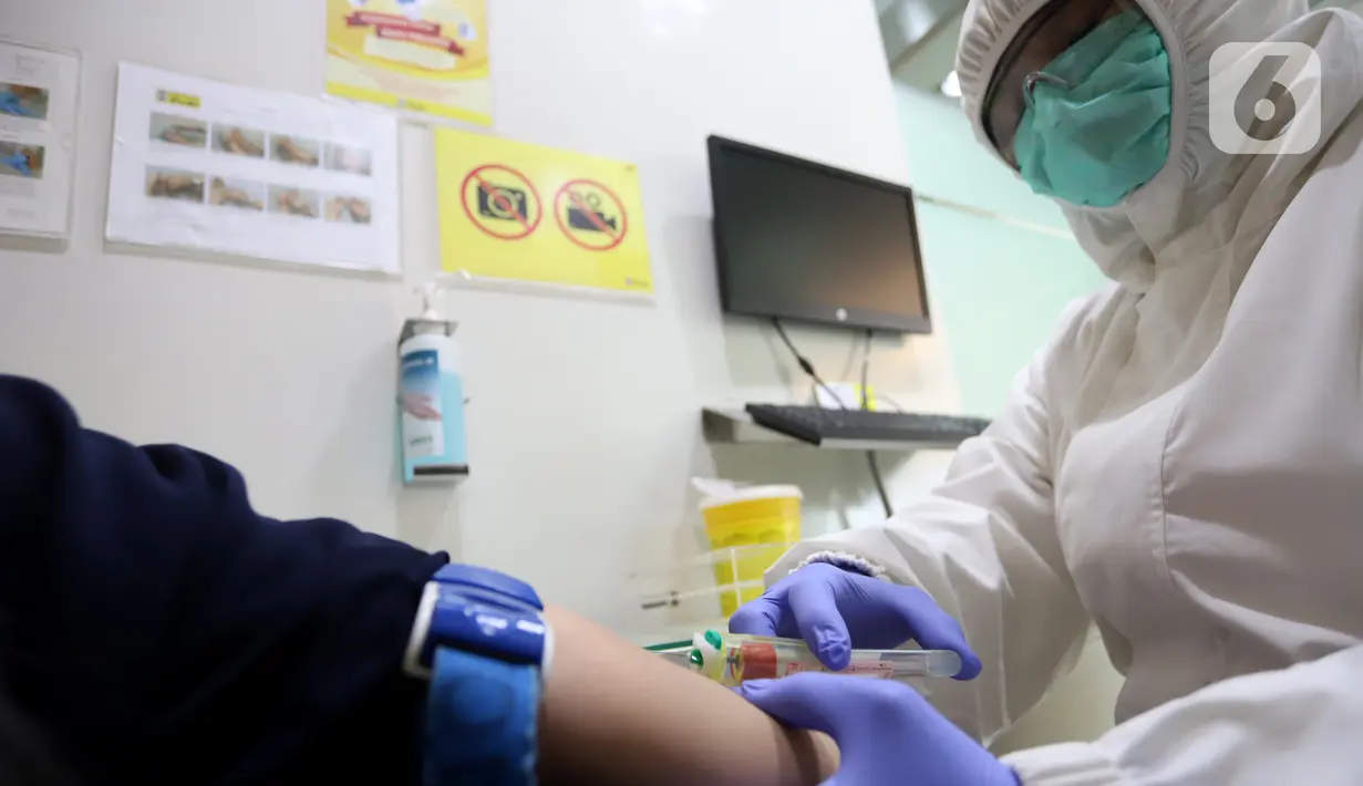 Peneliti mengambil sampel di Laboratorium Pusat Prodia di Jakarta, Rabu (3/6/2020). PT Prodia Widyahusada Tbk meluncurkan dua pemeriksaan berbasis gen dari rangkaian Prodia Genomics, yakni Prodia Wellness Genomics dan Prodia Bone, Muscle and Joint Genomics. (Liputan6.com/HO/Deny)
