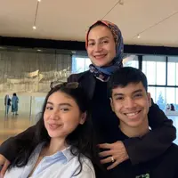 Bersama anak-anaknya, Wanda Hamidah nampak akrab bagai bestie. Anak-anak Hamidah pun memiliki parah yang memesona. Credit: (@wanda_hamidah)