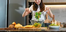 Ilustrasi perempuan memasak di dapur. (c) snowing/Depositphotos