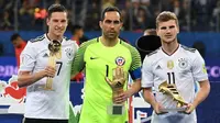Para peraih penghargaan Piala Konfederasi 2017: Julian Draxler (Jerman/pemain terbaik), Claudio Bravo (Cile/kiper terbaik), dan Timo Werner ( Jerman/pencetak gol terbaik). (AFP/Patrik Stollarz)