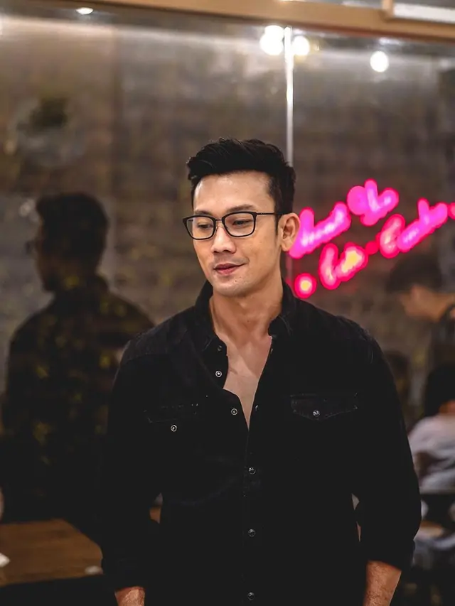 FOTO: Gaya Kasual Danny Sumargo Saat Kenakan Kacamata, Manly Banget