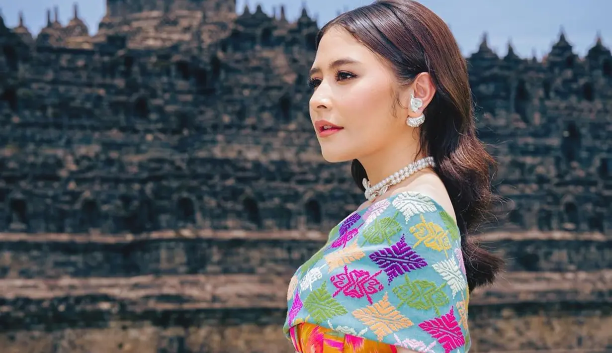 Dengan mengusung tema “Perempuan: Citra, Karya & Karsa”, Prilly Latuconsina tampil anggun dengan mengenakan perpaduan kain Nusantara warna-warni di acara Piala Citra FFI 2022. Penampilannya yang berbeda dari biasanya tuai pujian warganet. (Liputan6.com/IG/@prillylatuconsina96)
