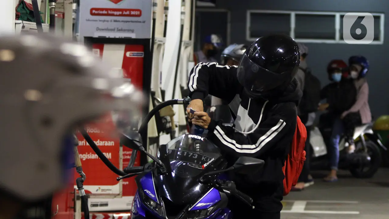 FOTO: Antrean Kendaraan di SPBU Jelang Kenaikan Harga Pertamax