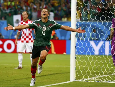 Selebrasi pemain depan Meksiko, Javier Hernandez saat memastikan kemenangan atas Kroasia 3-1 di Stadion Pernambuco, Recife, Brasil, (24/6/2014). (REUTERS/Paul Hanna)