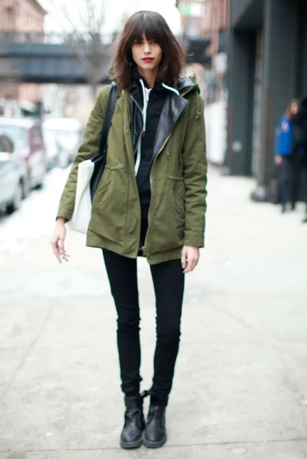 Jacket parka merupakan outer yang bisa menghangatkan tubuh dan membuat penampilan stylish. (Image: marieclaire.com)