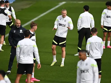 Penyerang Manchester City Erling Haaland (tengah) bersama rekan setimnya mengambil bagian dalam sesi latihan tim di tempat latihan Manchester City di Manchester, barat laut Inggris pada 16 Mei 2023. (AFP/Oli Scarff)