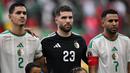 Putra legenda sepak bola Prancis, Zinedine Zidane sekaligus kiper Aljazira, Luca Zidane menyanyikan lagu kebangsaan dalam laga Grup E Piala Afrika 2025 melawan Sudan di Moulay Hassan Stadium, Rabat, Markoko, Rabu (24/12/2025) malam WIB. (AFP/Gabriel Bouys)