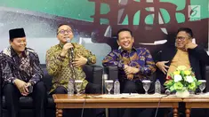 Ketua MPR Zulkifli Hasan, Ketua DPR Bambang Soesatyo dan Ketua DPD Oesman Sapta Odang serta Wakil Ketua MPR Hidayat Nur Wahid menjadi pembicara dalam Refleksi Akhir Tahun dan Tahun Politik 2019 di Jakarta, Selasa (18/12). (Liputan6.com/Johan Tallo)