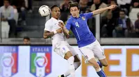 Bek Inggris, Nathaniel Clyne (kiri) berebut bola dengan pemain italia  Matteo Darmian saat laga persahabatan di Juventus Stadium,Italia, Rabu (1/4/2015). Italia bermain imbang 1-1 atas Inggris. (REUTERS/Giorgio Perottino)