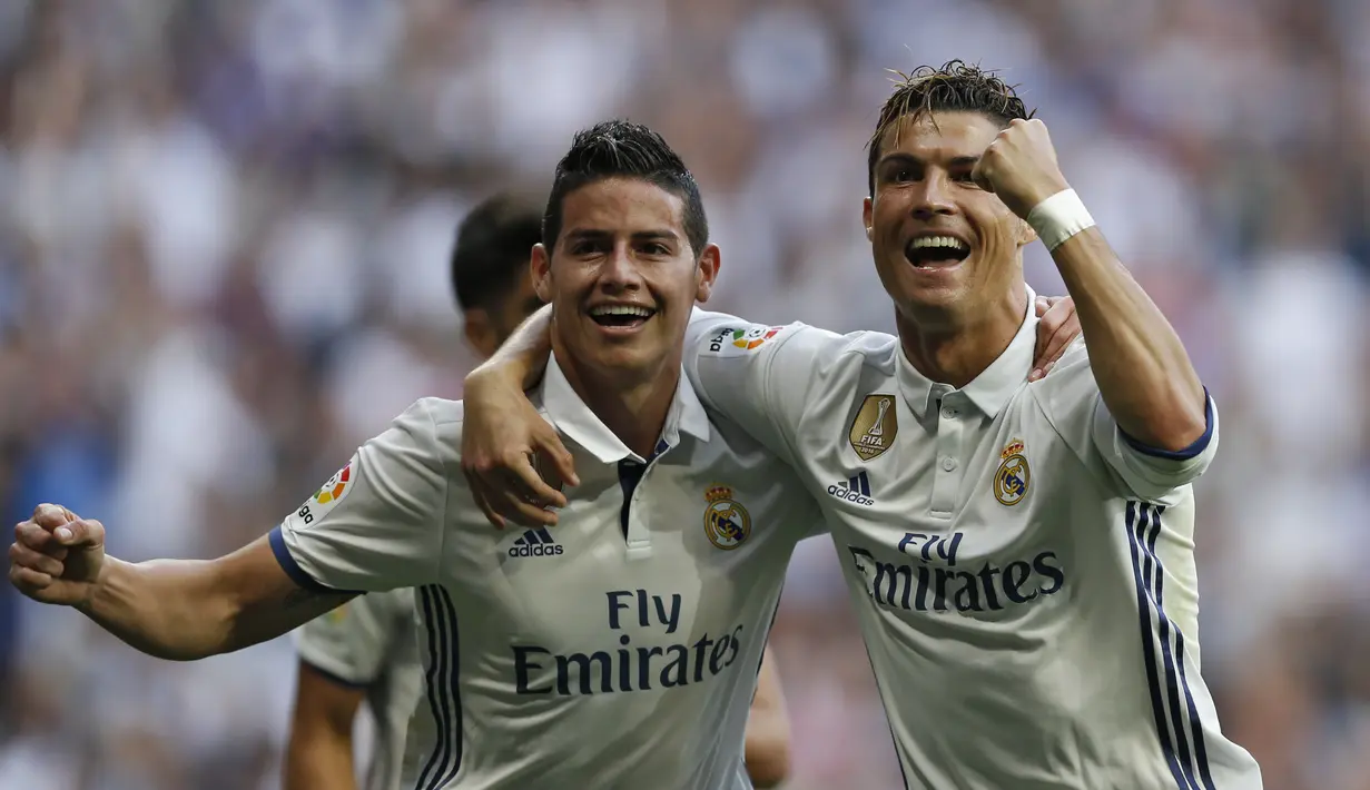 James Rodriguez melakukan selebrasi gol yang dicetak oleh Cristiano Ronaldo ke gawang Sevilla (14/5/2017). (AP/Francisco Seco)