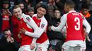 Para pemain Arsenal merayakan gol yang dicetak Calum Chambers ke gawang Burnley. Ini merupakan gol perdana Chambers untuk The Gunners. (Reuters/Eddie Keogh)