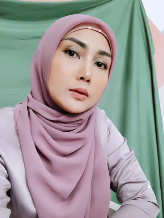 "Karena kalo aku tuh tipenya yang harus nikmatin liburan, jadi ga perlu foto atau video aku tuh dah happy banget," imbuhnya. (Instagram/fenitarie)