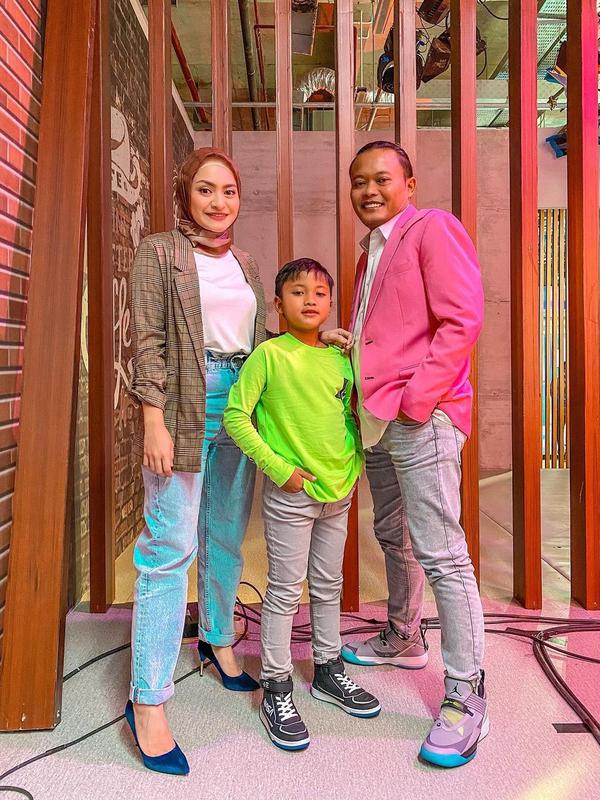 Di acara Cerita Cinta Sule yang tayang di Trans TV, Sule menceritakan bahagianya bisa pergi bersama keluarga besar ke Bali. Meskipun momen tersebut adalah waktunya ia dan Nathalie berbulan madu. (Instagram/nathalieholscher)