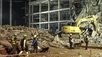 Reruntuhan bangunan di kawasan Chatuchak, Bangkok, Thailand, akibat terdampak gempa Myanmar. (dok. Chanakarn Laosarakham / AFP)