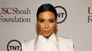 “Aku kaget ketika dia memasukan cerita-cerita yang tak masuk akal. Mungkin kisah mereka yang berbeda. Dan jelas aku marah. Tapi semuanya baik-baaik saja,” tutur Kim Kardashian yang dilansir dari Female First. (AFP/Bintang.com)