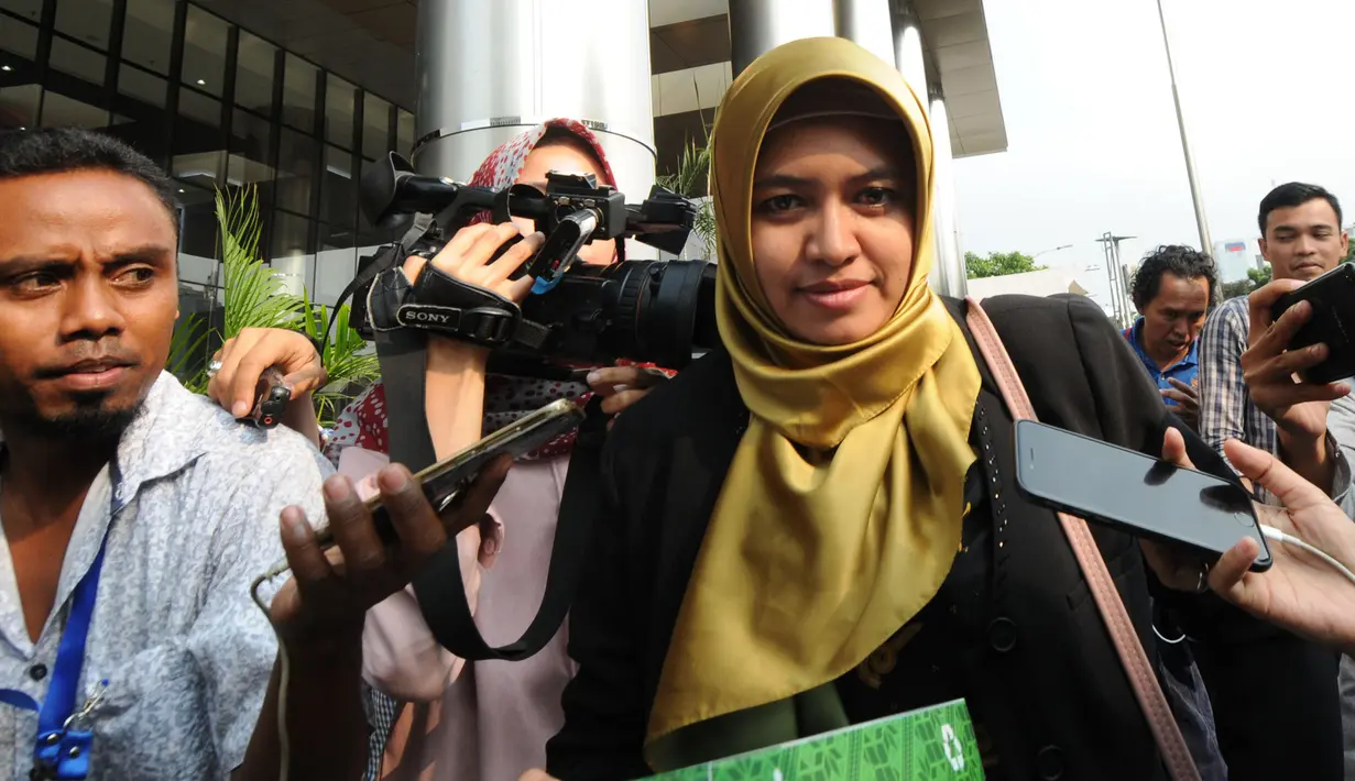 Anggota DPRD Kota Mojokerto Choiroiyaroh saat ditanya wartawan usai diperiksa di gedung KPK, Jakarta, Rabu (2/5). Choiroiyaroh diperiksa terkait dugaan suap pengalihan anggaran hibah Politeknik Elektronik Negeri Surabaya (PENS). (Merdeka.com/Dwi Narwoko)