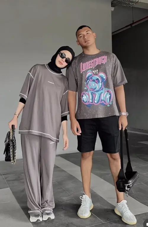 8 OOTD Kaos Oversize Hijab agar Lebih Kece dari Tya Ariestya