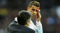 Striker Real Madrid, Cristiano Ronaldo, mengalami pendarahan di bagian pelipis saat melawan Deportivo La Coruna pada laga La Liga di Stadion Santiago Bernabeu, Minggu (21/1/2018). Real Madrid menang 7-1 atas Deportivo La Coruna. (AP/Francisco Seco)