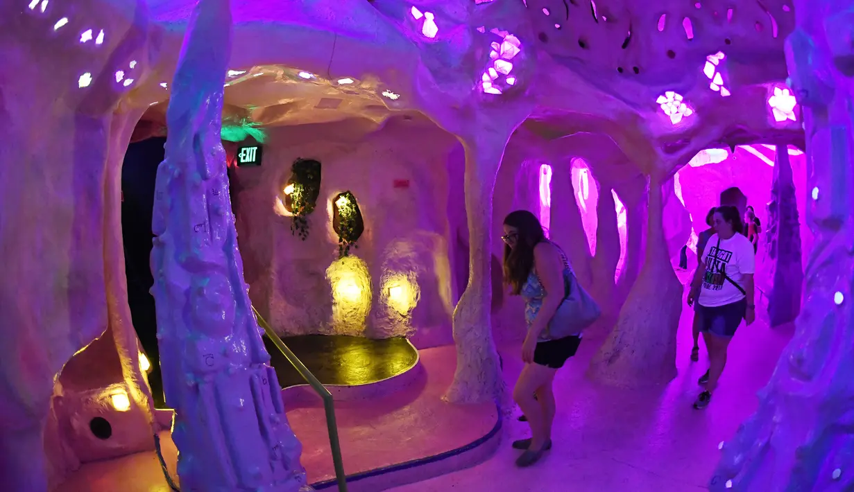 Pengunjung menikmati objek wisata Meow Wolf di sebuah tempat bekas arena bowling tua di Santa Fe, New Mexico (31/7). Dalam wisata ini pengunjung diajak berpetualang melewati mesin waktu seperti dalam cerita Dr Who TARDIS. (AFP Photo/Mark Ralston)