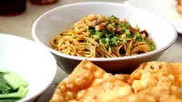 10 potret lezat mi  ayam yamin ini sanggup bikin kamu nggak sabar untuk makan siang. (Via: selerasa.com)