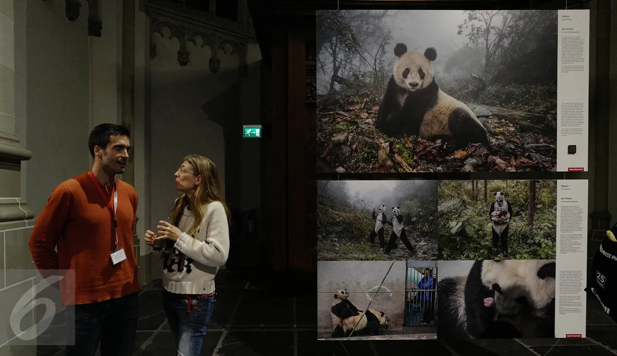 Pengunjung berbincang di dekat karya yang dipajang dalam pameran World Press Photo Festival 2017 di De Nieuwe Kerk, Amsterdam, Belanda, Jumat (21/4). Pameran ini berlangsung hingga 9 Juli 2017. (Liputan6.com/Immanuel Antonius)