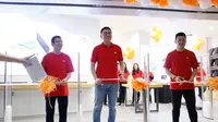 Steven Shi, Head of Xiaomi South Pacific Region, Xiaomi Indonesia Country Manager, meresmikan pembukaan Authorized Mi Store terbaru di Center Point Medan (istimewa)