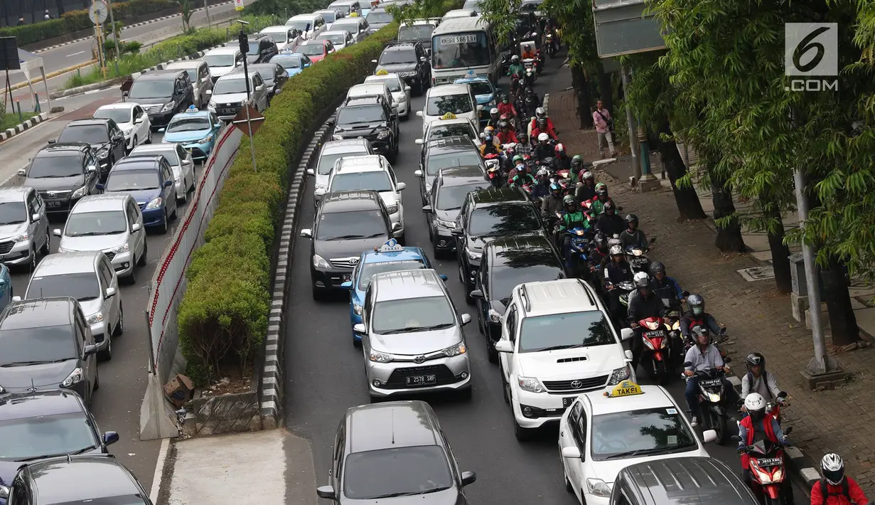 Pengendara sepeda motor melintas di Jalan HR Rasuna Said, Kuningan, Jakarta, Kamis (22/6). Tiga ruas jalan protokol yang tidak boleh dilalui sepeda motor yakni Jalan Rasuna Said, Jalan Sudirman, serta Jalan Gatot Subroto. (Liputan6.com/Immanuel Antonius)