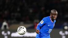 Gelandang Prancis bernomor punggung 13, N'Golo Kante, mengamati bola selama pertandingan kualifikasi Piala Dunia 2026 zona Eropa Grup D antara Prancis dan Ukraina di stadion Parc des Princes di Paris, pada 13 November 2025. (Dimitar DILKOFF/AFP)