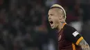 Pemain  AS Roma, Radja Nainggolan  merayakan golnya ke gawang Inter Milan saat timnya bermain imbang 1-1 pada lanjutan Serie A, di Stadion Olimpico, Sabtu atau Minggu (20/3/2016) dini hari WIB. (REUTERS/Max Rossi)