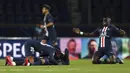 Para pemain PSG merayakan kemenangan atas Borussia Dortmund pada pertandingan leg kedua babak 16 besar Liga Champions di stadion Parc des Princes, Paris, Prancis (12/3/2020). PSG menang 2-0 atas Dortmund dan melaju ke perempat final. (UEFA via AP)