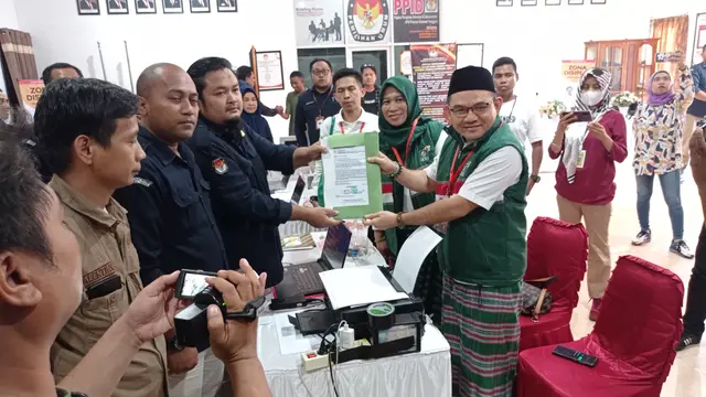 Kader PKB menggunakan sarung dan atraksi silat saat mendaftarkan partai di KPU Propinsi Sulawesi Tenggara, Sabtu (13/5/2023).