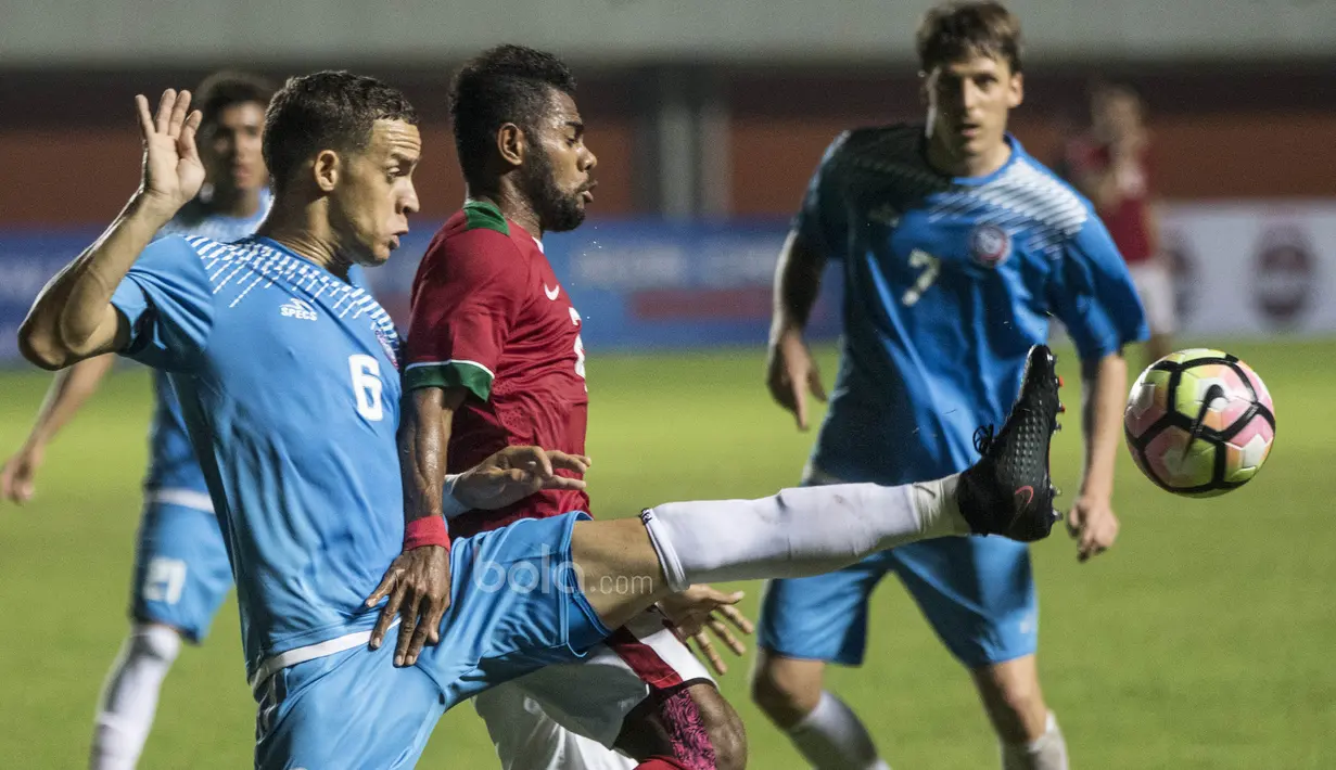 Gelandang Timnas Indonesia, Yabes Roni, berebut bola dengan bek Puerto Rico, Javier Lalondriz, saat laga persahabatan di Stadion Maguwoharjo, Sleman, Selasa (13/6/2017). Kedua negara bermain imbang 0-0.(Bola.com/Vitalis Yogi Trisna)