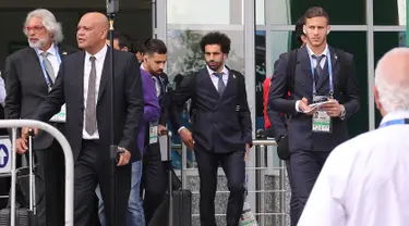 Penyerang Timnas Mesir, Mohamed Salah (tengah) bersama rekan-rekanya tiba di Bandar Udara Internasional Grozny, Rusia (10/6). Tim nasional sepak bola Mesir akan menggunakan Grozny sebagai base camp mereka selama Piala Dunia 2018. (AFP Photo/Karim Jaafar)