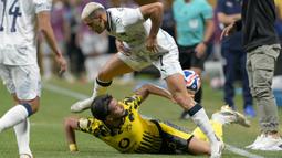 Di babak pertama, Borussia Dortmund langsung mengambil alih jalannya laga dengan pressing agresif dan umpan-umpan cepat. Die Borussen benar-benar tak memberi ruang bagi Monterrey untuk mengembangkan permainan. (Juan MABROMATA/AFP)