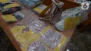 Barang bukti diperlihatkan saat rilis kasus kejahatan Tindak Pidana Perdagangan Orang jaringan Timur Tengah Arab Saudi dan UEA di Bareskrim Polri, Jakarta, Selasa (29/10/2019). Polisi berhasil membokar kasus tersebut bersama barang bukti dan para tersangka. (merdeka.com/Imam BuhorI)