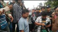 Pelaku bakar ban demo ojol di Medan saat diminta menunjukkan identitas. (Liputan6.com/ Reza Efendi)