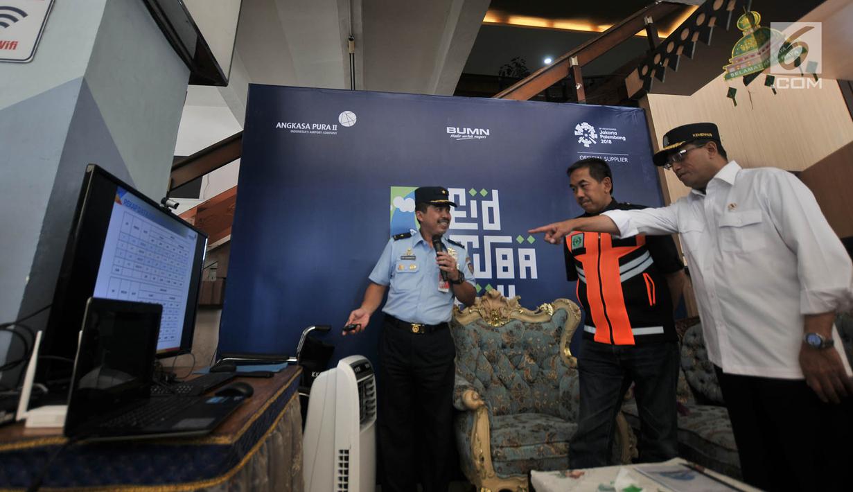 Suasana saat Menteri Perhubungan (Menhub) Budi Karya Sumadi meninjau sarana dan prasarana arus mudik di Bandara Halim Perdanakusuma, Jakarta, Senin (11/6). (Merdeka.com/Iqbal Nugroho)