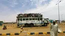 Kondisi sebuah bus yang atapnya disesaki penumpang yang akan mudik, di Ibu Kota Khartoum, Sudan, Minggu (11/9). Warga Sudan rela berdesakan untuk sampai ke kampung halamannya guna merayakan Idul Adha. (REUTERS/Mohamed Nureldin Abdallah)