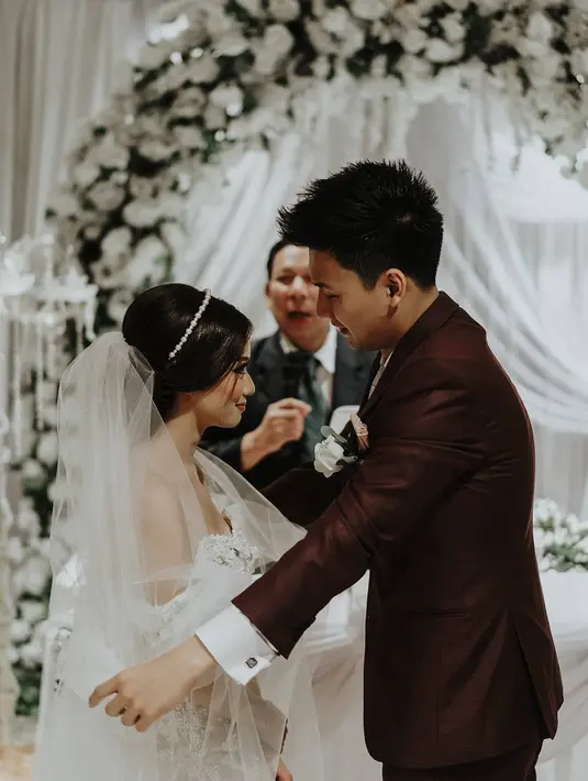 "Tahun ini kita nggak sempet dekorasi rumah dengan hiasan natal, karena emang ada jadwal syuting yang terlalu padat, Stella juga lumayan sibuk jadi belum sempat juga hias rumah, mungkin tahun depan," kata Fendy Chow. (Instagram/fendychow)