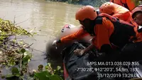 Tim SAR Surabaya dan gabungan akhirnya berhasil menemukan keberadaan Sofiil Hidayah (14) korban tenggelam di sungai Dusun Grudo, Kabupaten Jombang  (dok.SAR Surabaya)