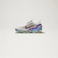 Sepatu dengan desain istimewa yang efisien, terasa lebih nyaman, dan ramah lingkungan.