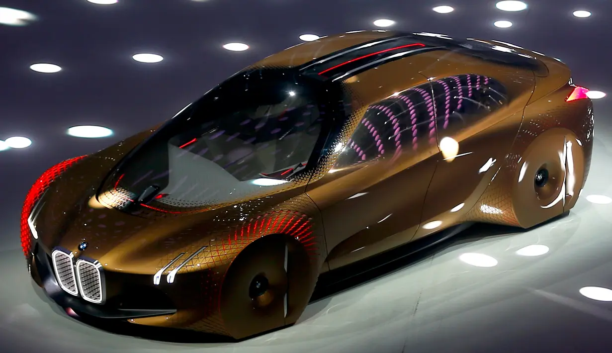 Mobil konsep 'Vision Next 100' diperlihatkan produsen BMW saat perayaan HUT ke-100 BMW di Munich, Jerman, Senin (7/3/2016). 'Vision Next 100' BMW terlihat sangat futuristik. (Reuters/ Michael Dalder)