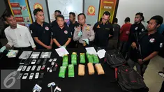 Ditnarkoba Bareskrim Polri saat menggelar rilis pengungkapan sindikat narkotika internasional Malaysia-Indonesia, Jakarta, Senin (18/1). Ditnarkoba berhasil mengamankan barang bukti shabu sebanyak 10kg dan 100 butir ecstasy. (Liputan6.com/Yoppy Renato)