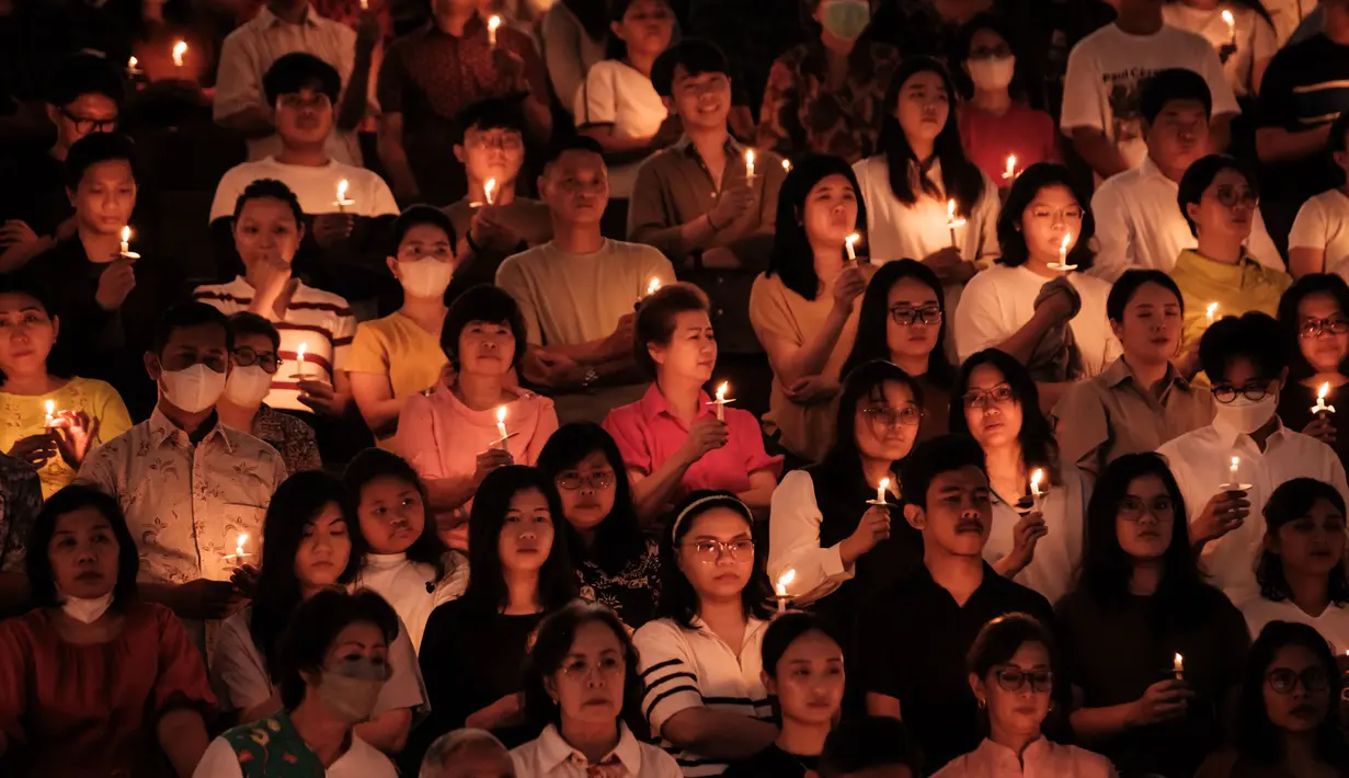 Misa malam Paskah di gereja Santo Kristoforos berlangsung khusyuk dan khidmat. (Yasuyoshi CHIBA/AFP)
