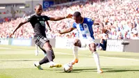 Pemain Leicester City Boubakary Soumare (kiri) berebut bola dengan pemain Brighton and Hove Albion Moises Caicedo pada pertandingan Liga Premier Inggris di The Amex Stadium, Brighton, Inggris, 4 September 2022. Brighton and Hove Albion menang dengan skor 5-2 dan membuat Leicester City terbenam pada dasar klasemen Liga Inggris. (Steven Paston/PA via AP)