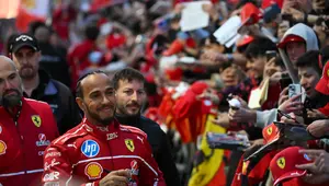 Momen Lewis Hamilton pada acara timnya Ferrari di Kota Milan. (Piero CRUCIATTI / AFP)