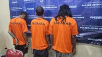 Ketiga pengamen anak punk saat diamankan di Polsek Pancoran Mas, Depok. (Liputan6.com/Dicky Agung Prihanto)