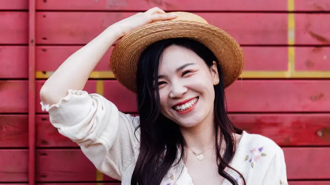 tertawa santai cantik